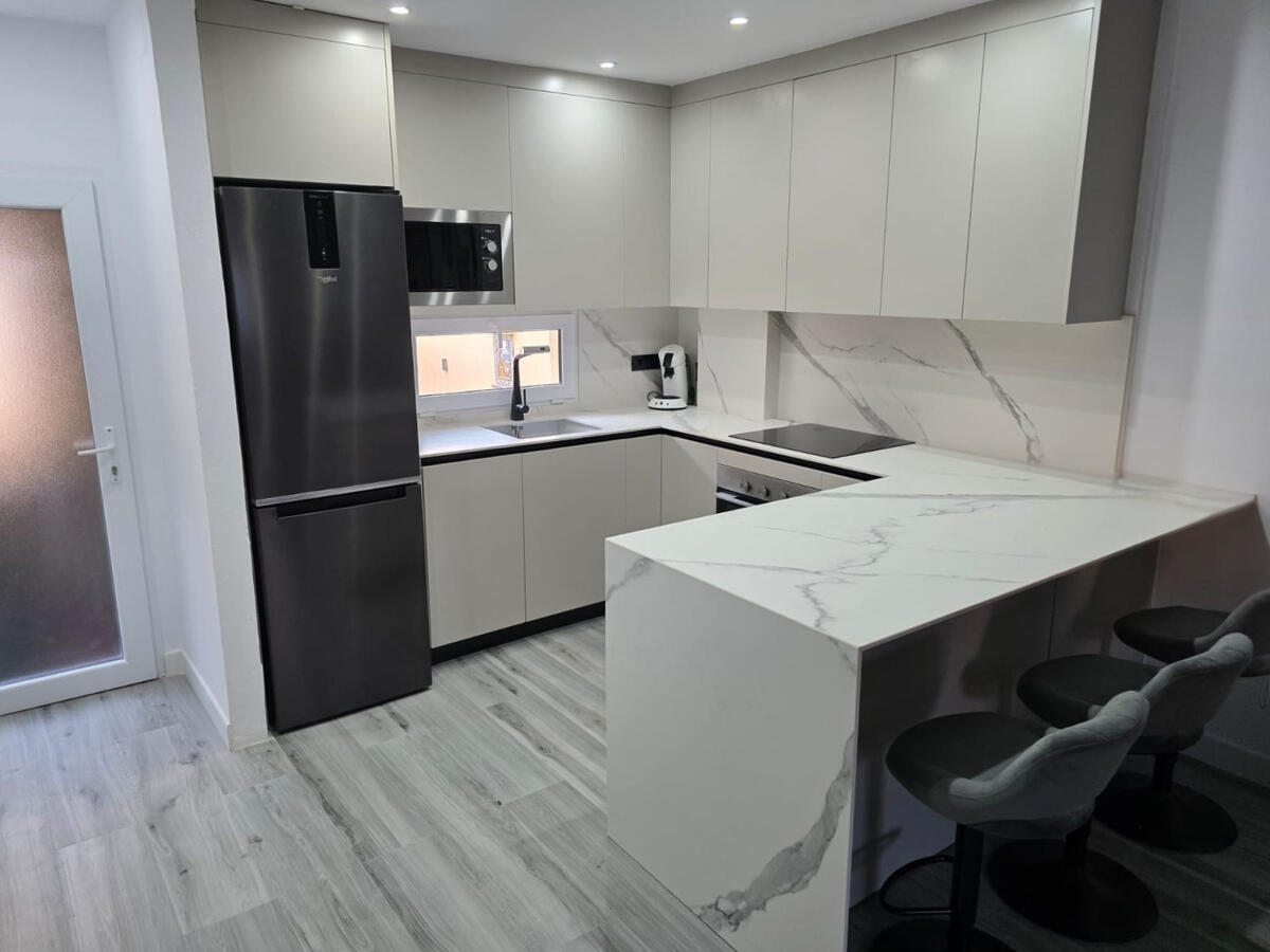 Cocina moderna blanca en Granada Encimera de porcelanico blanco